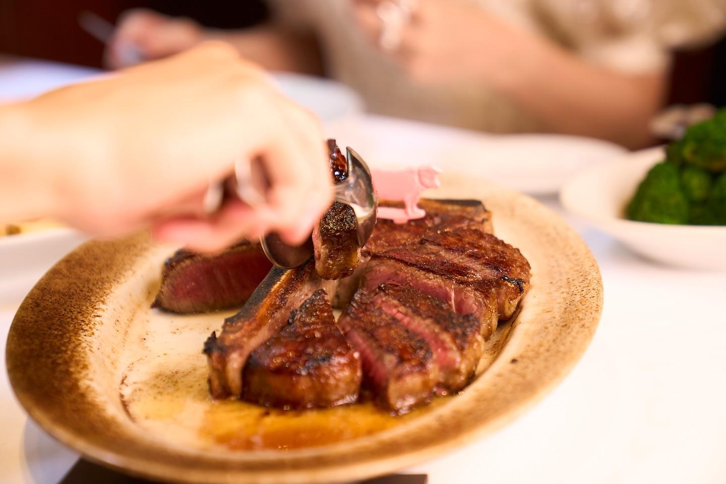 素材選びから熟成、火入れに至るまで、一切の妥協なく仕上げたウルフギャングのステーキ。