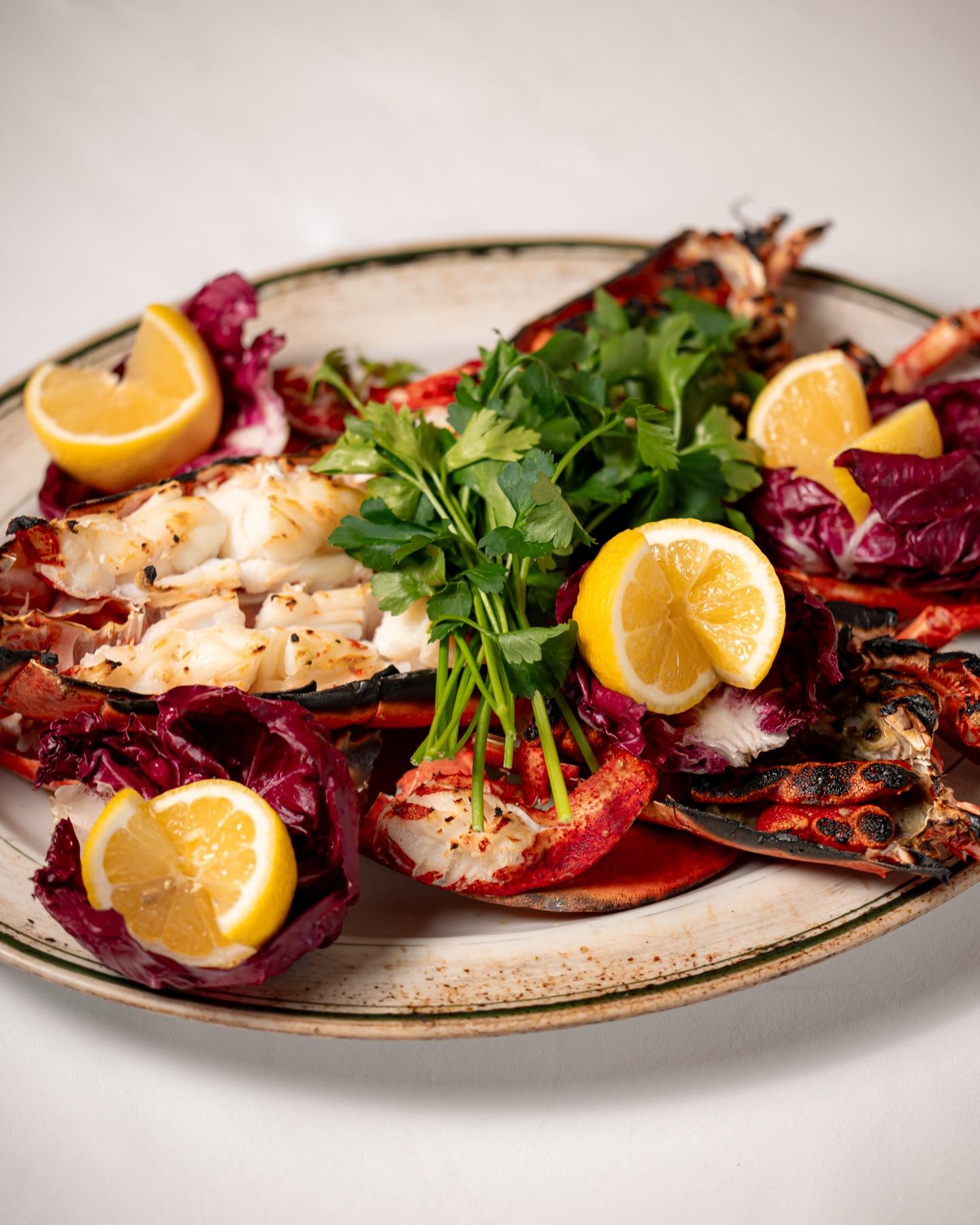 テーブルに運ばれた瞬間、視線を集める鮮やかなジャンボロブスター。