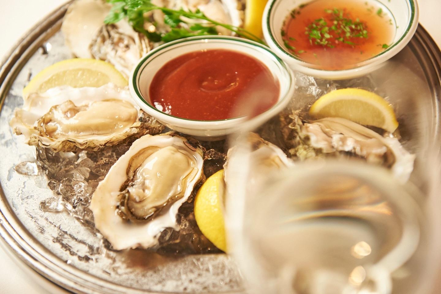 新鮮なオイスターは、テーブルを華やかに彩る一皿。