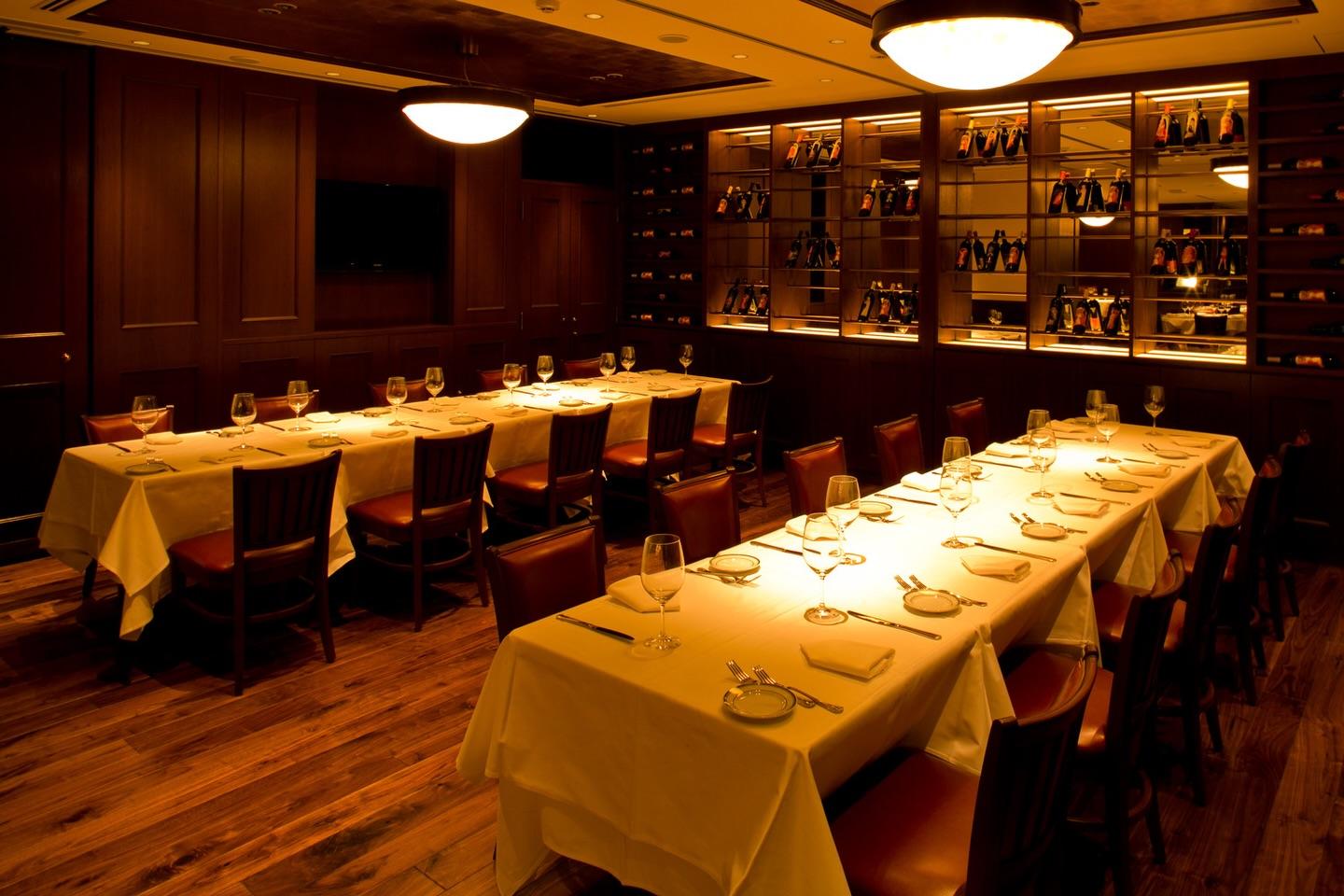 やさしく灯る照明と洗練されたインテリアが、穏やかな時間を演出します。