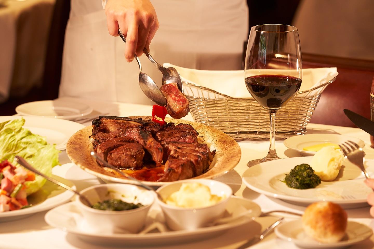 時間をかけて熟成させた肉だからこそ生まれる、深みのある香りと濃厚な旨み。