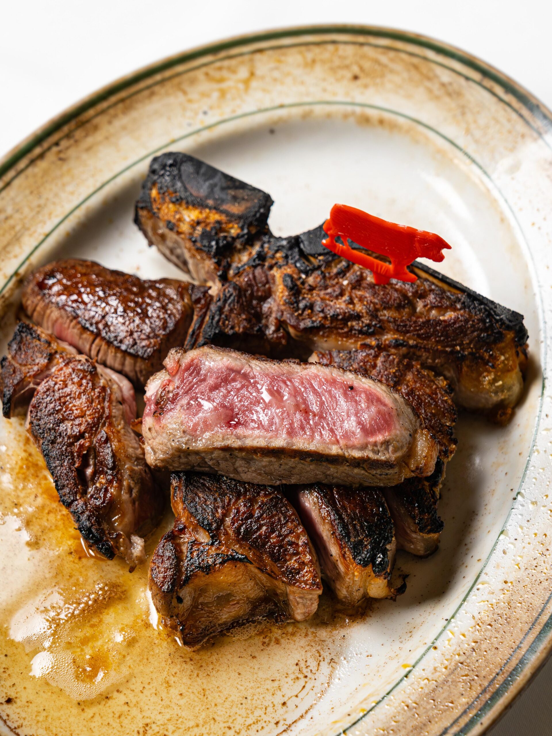 立ちのぼる香ばしい薫りと、溢れ出す肉汁の音。