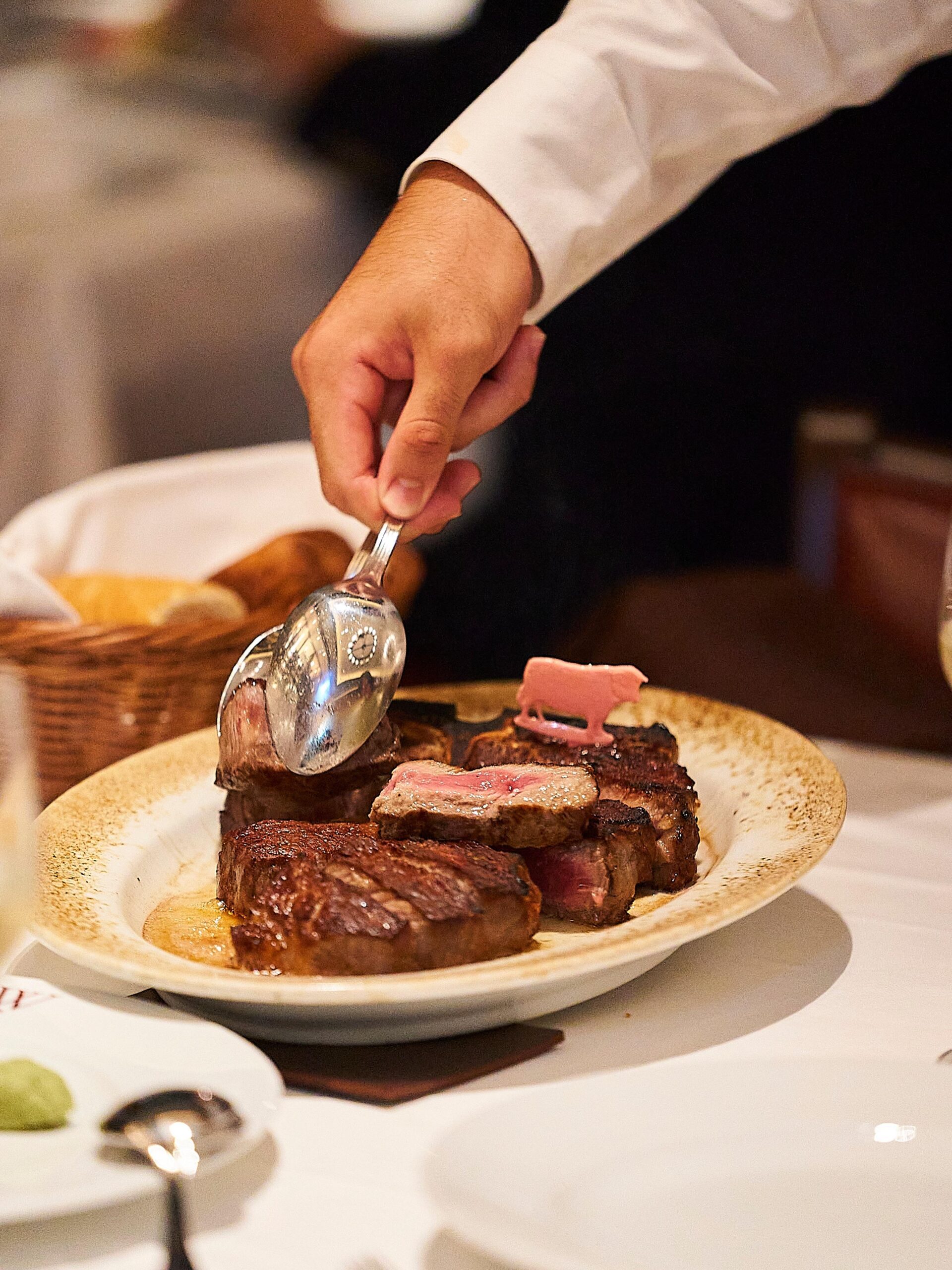 香ばしく焼き上げたステーキから広がる、豊かな香りと凝縮された旨み。