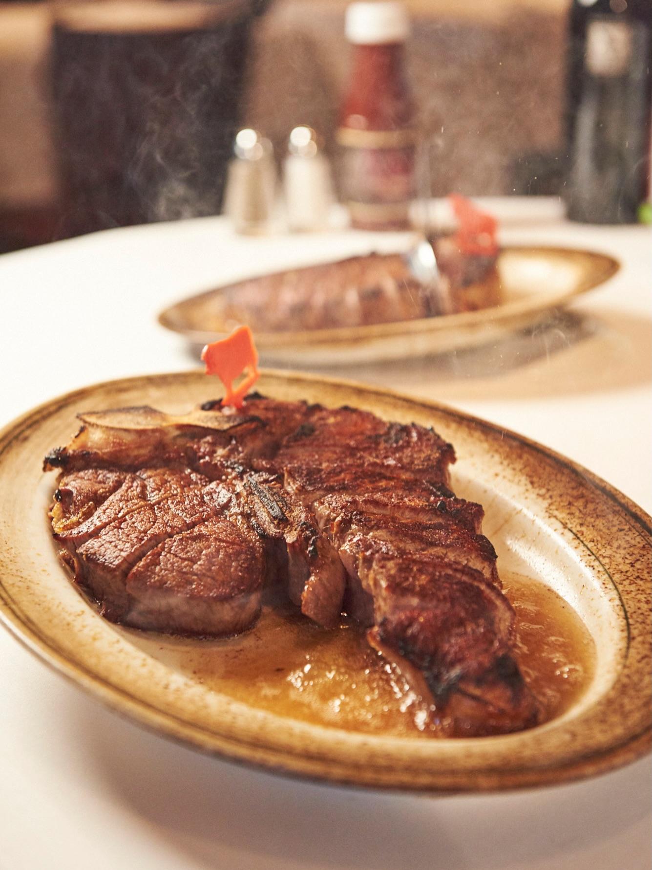 香ばしく焼き上げたプライムステーキを主役に、贅沢なひとときを。