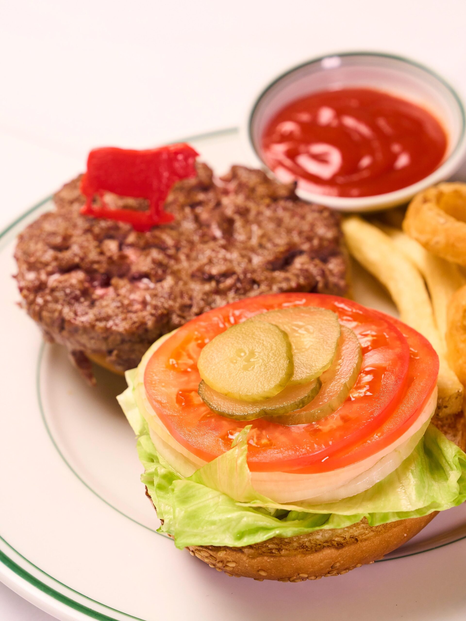 ランチタイム限定で味わえる、こだわりの特製ハンバーガー。
