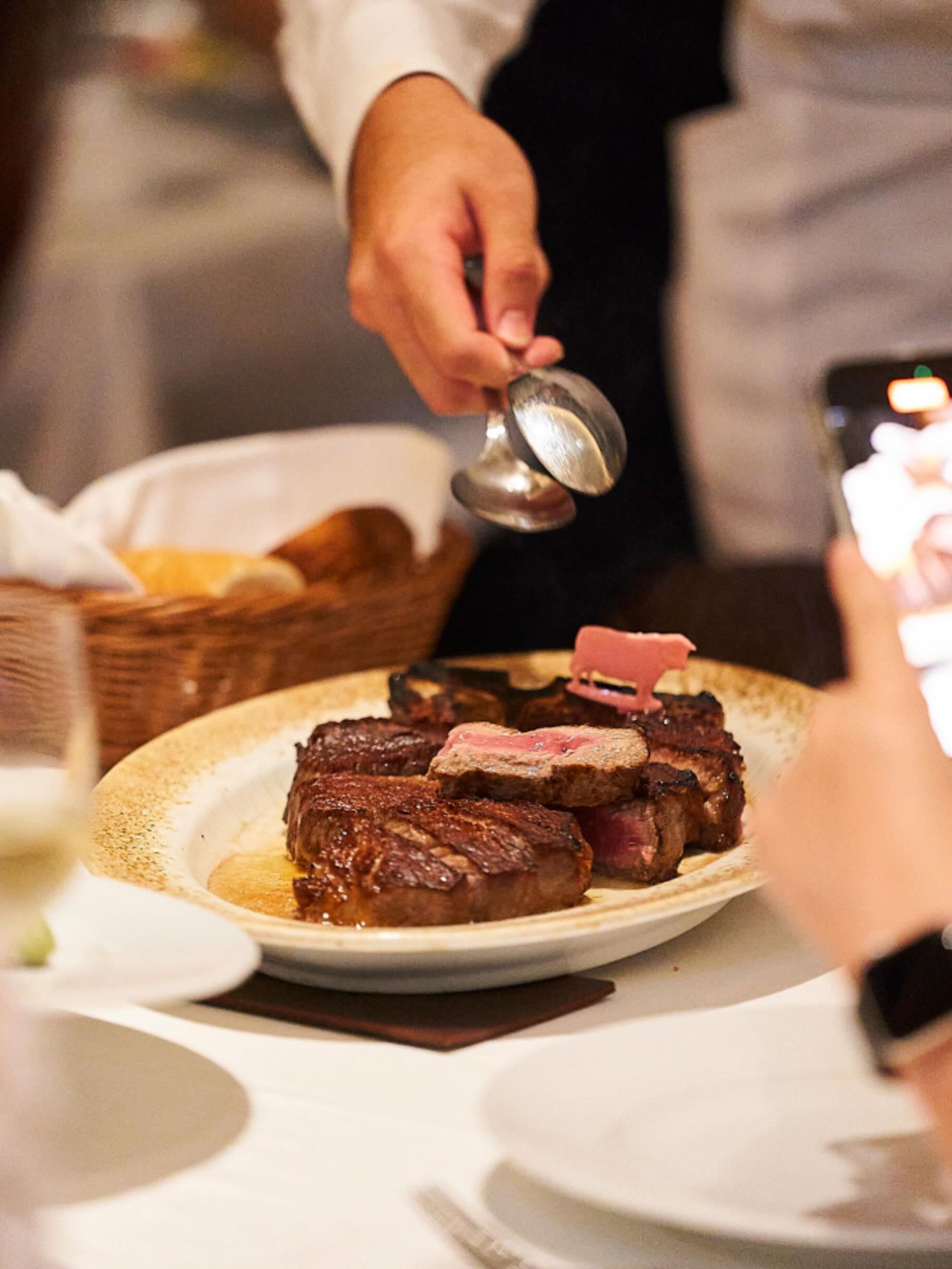 芳ばしい香りに包まれながら味わう、極上のステーキ。