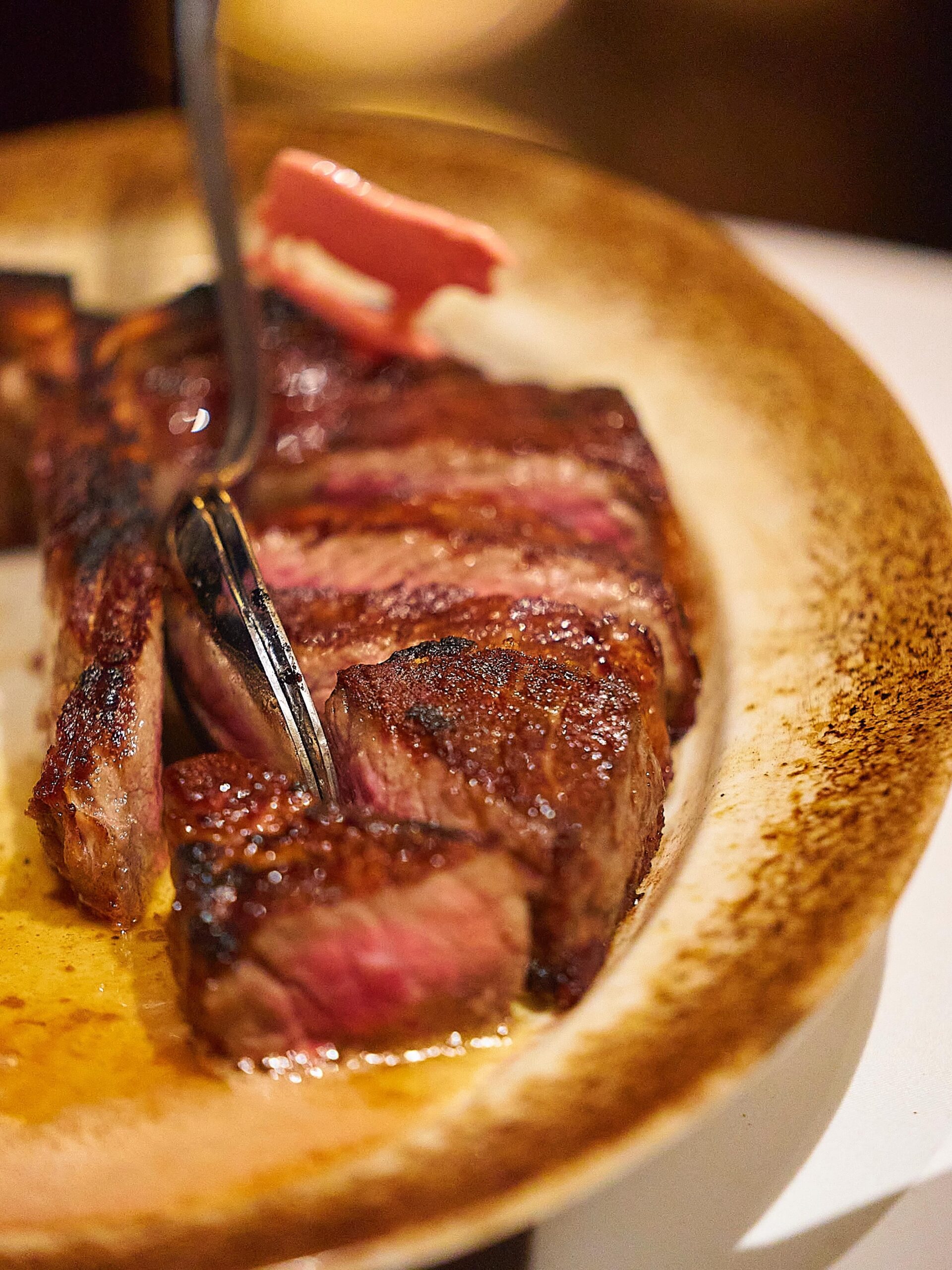 ナイフを入れた瞬間にあふれ出す肉汁。