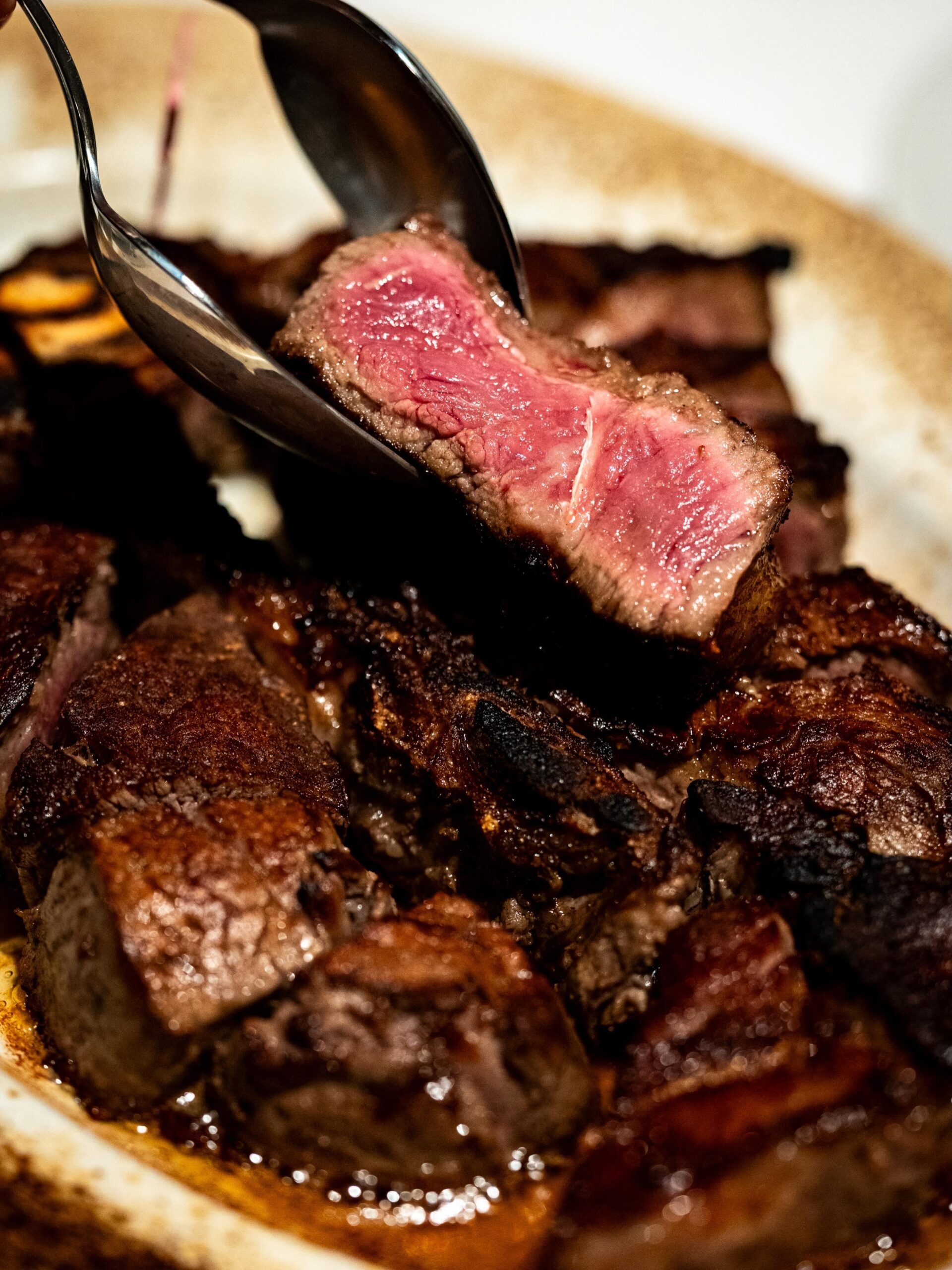 900度の高温オーブンでお皿ごと一気に焼き上げ、最高の状態のままテーブルへ。